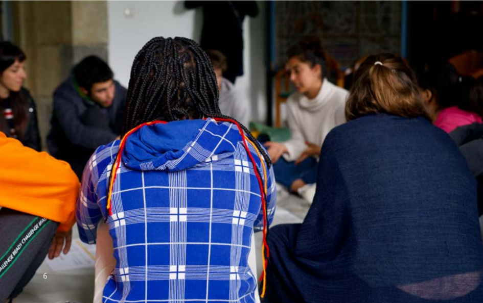 Foto de jóvenes trabajando en grupo