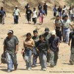 Migrantes caminado junto a un tren. RJM-CANA